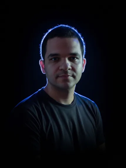 Retrato de Lawhander Silva, especialista em reparo de placas